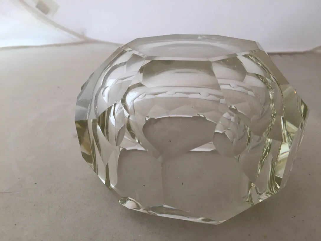 زجاج مورانو القديم بأشكال مفعمة داخل بيئة محايدة