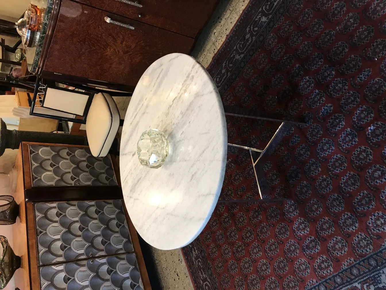 Ancien cristal de Murano sur une table décorative.