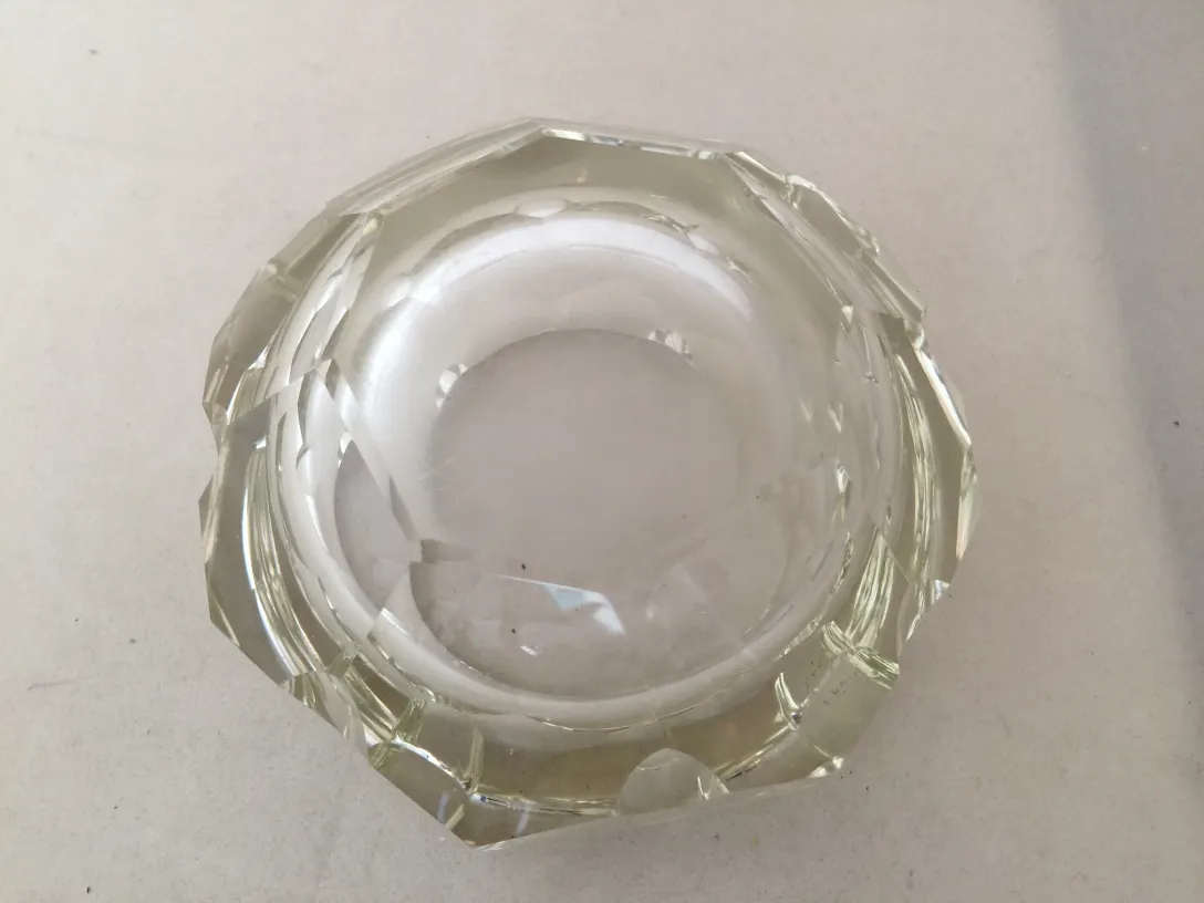 antik murano glas mit dekorativen formen und facettierten kanten