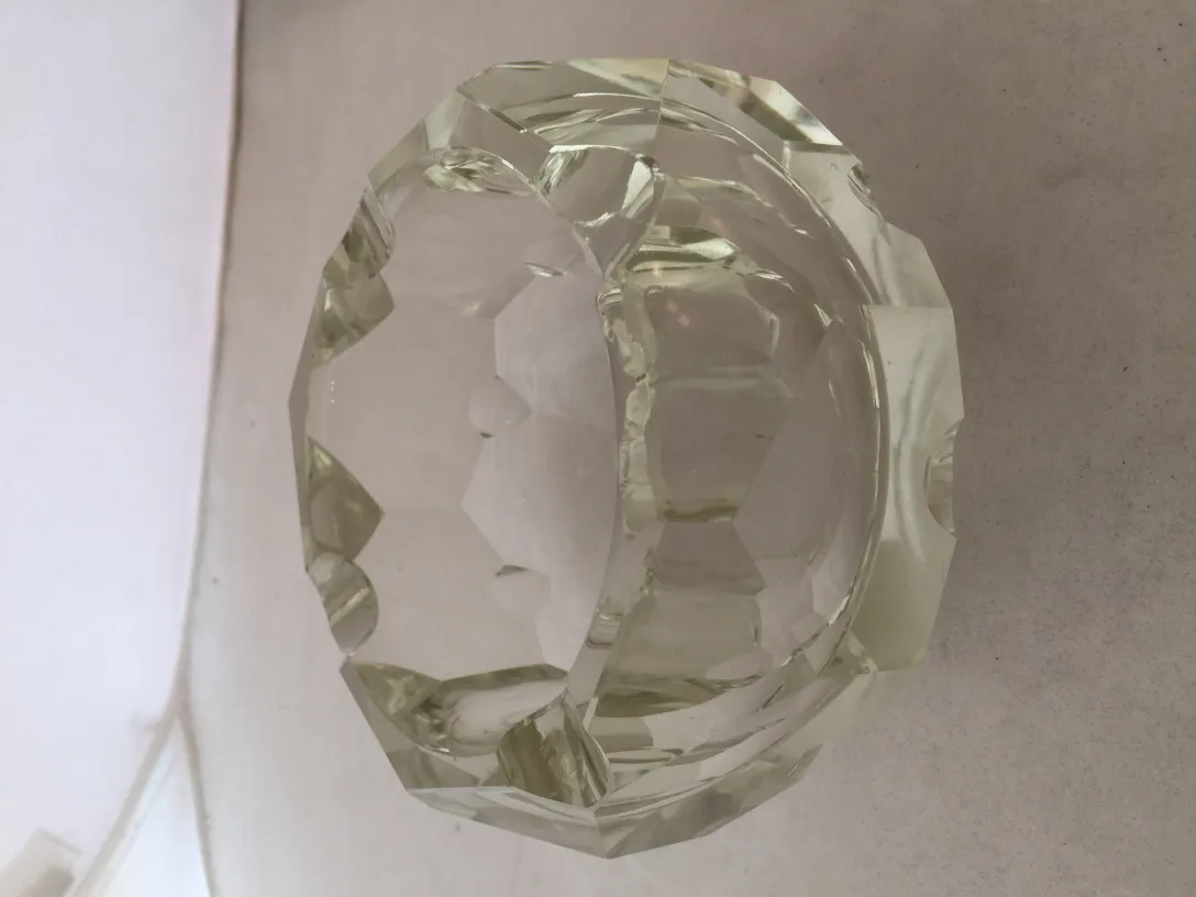 古老的穆拉诺玻璃装饰品，具有切割的形状