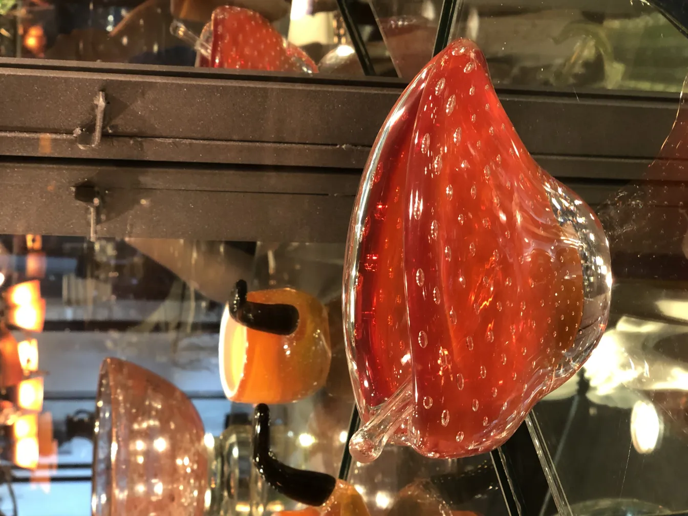 antiguidades cristal de murano em forma de flor vermelha com pontos