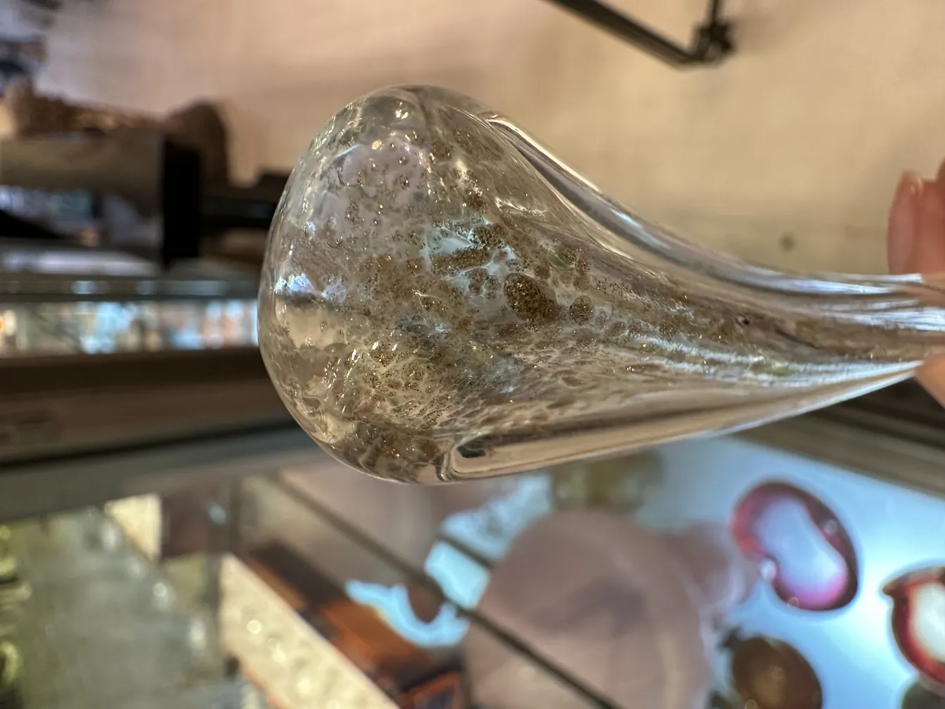 antico vetro di murano con molte bolle, elegante e lucido, in una vetrina