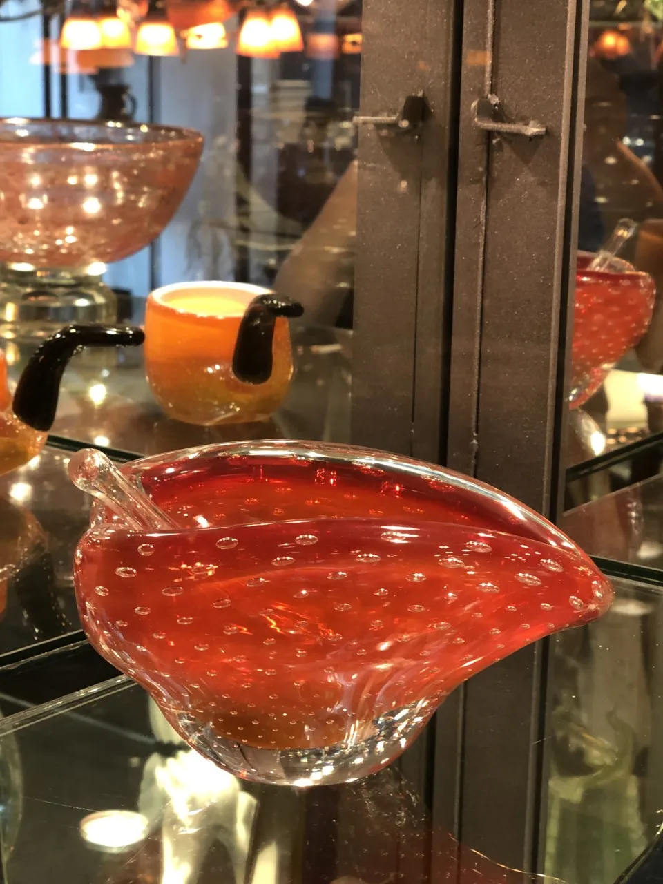 dekorativer murano-glas schüssel mit roten blasen
