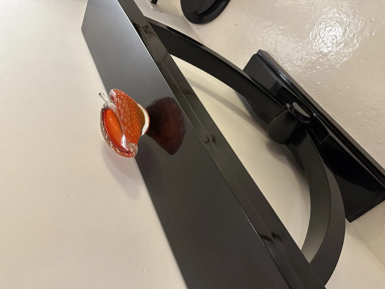 borboleta de cristal de murano em tons vermelhos em fundo preto