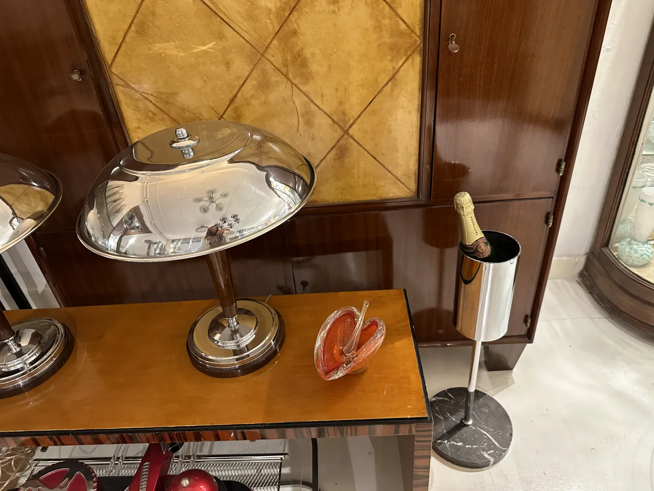 antikes dekoratives murano-glasstück in roter farbe