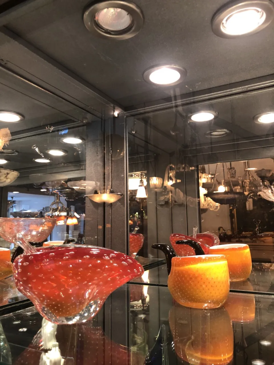 antigüedades con cristal de murano, formas y colores brillantes