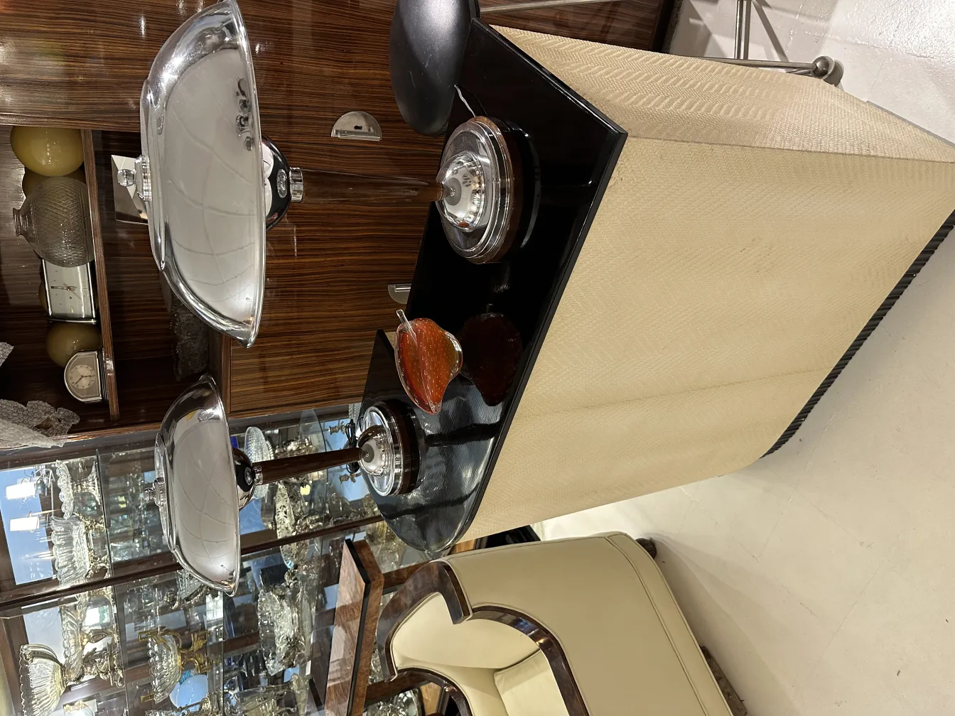 Antico vetro di Murano con dettagli decorativi in tonalità calde, presentato in un ambiente antiquario.