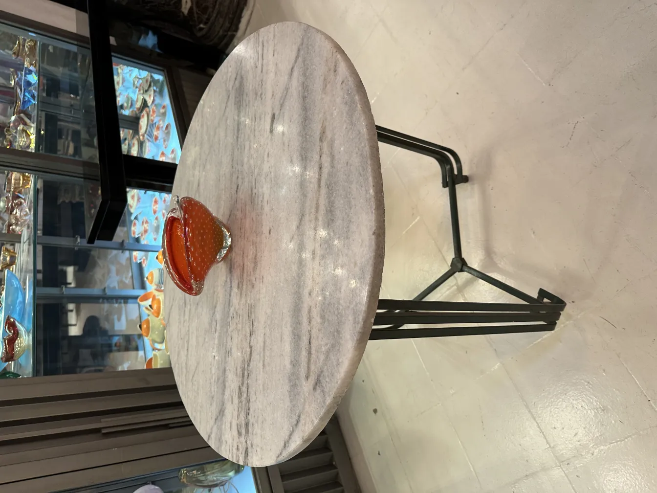 bol ancien en cristal de murano dans des tons ambrés sur table