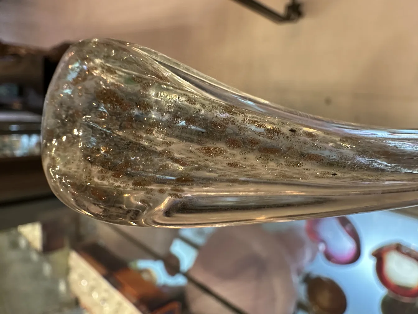 Vase ancien en cristal de Murano avec un motif unique.