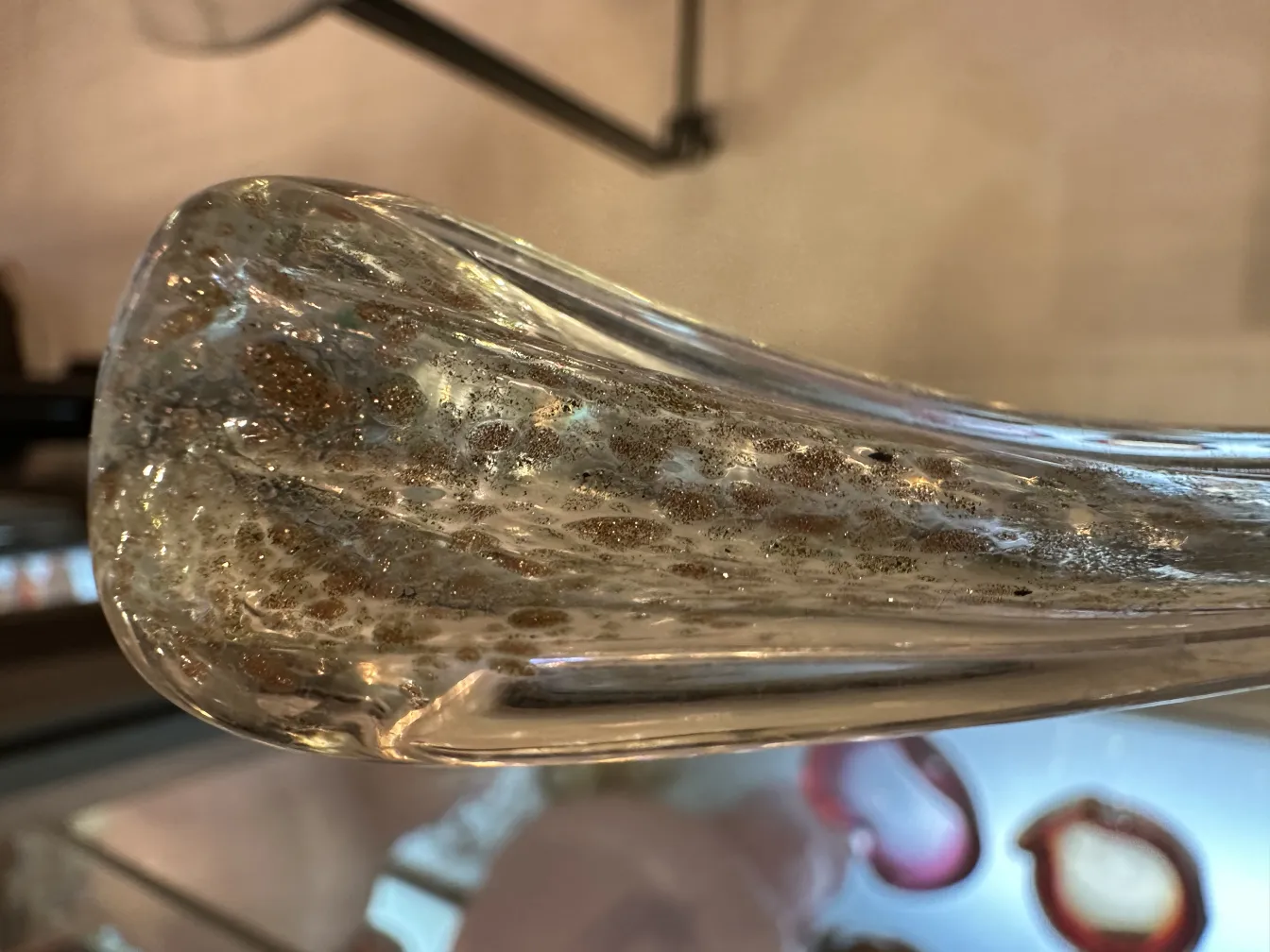 detalhe de um antigo cristal de murano com bolhas douradas em forma elegante