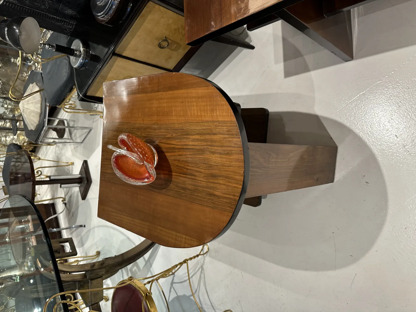 beau cristal de murano en forme de fleur sur table