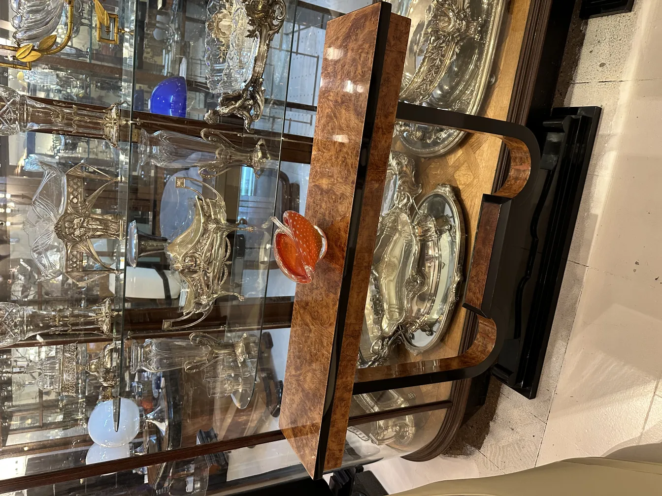 antike Murano-Glas-Skulptur mit rotem Design in einer Vitrine