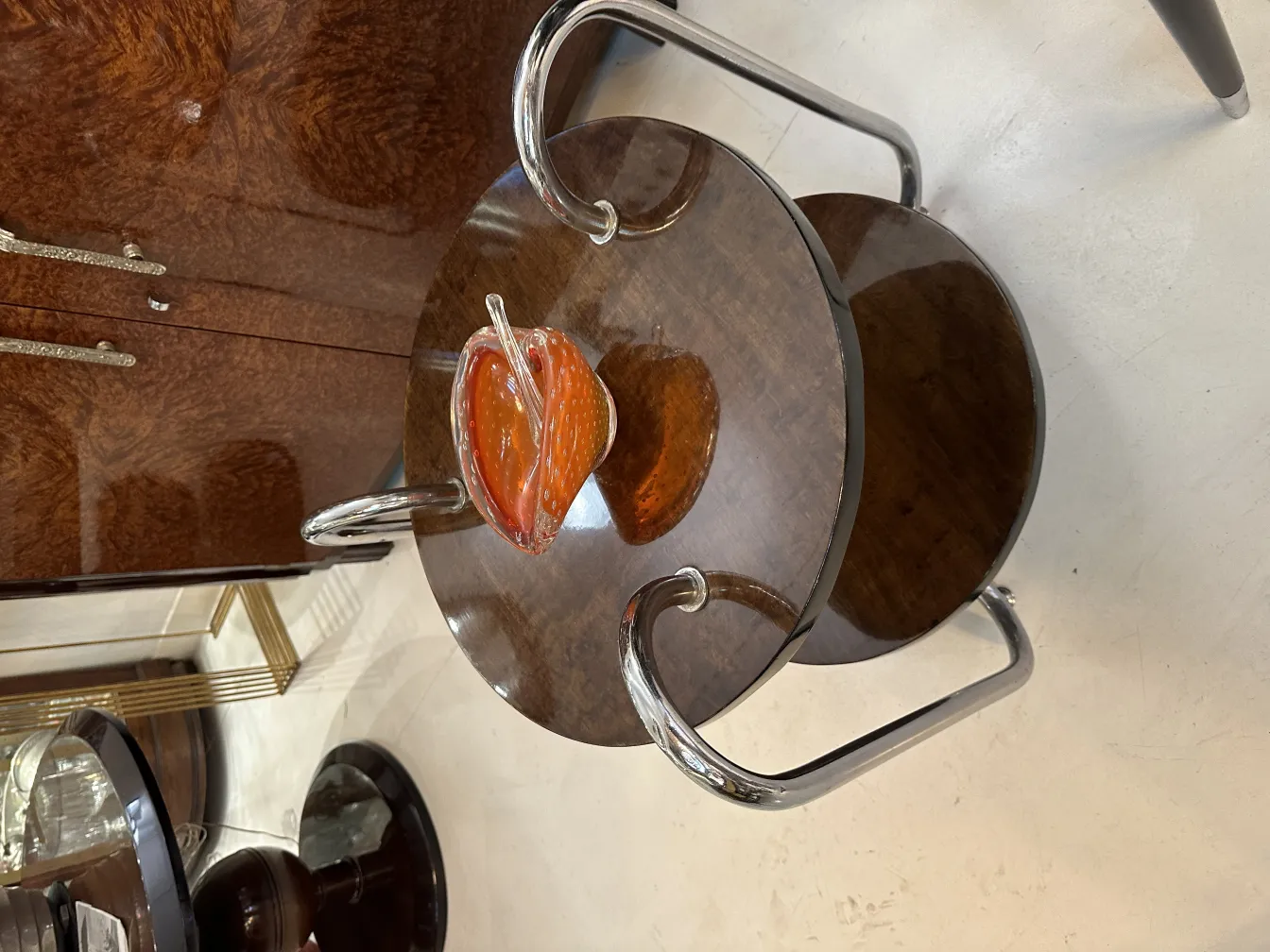 figure en verre de Murano rouge et blanc sur une table