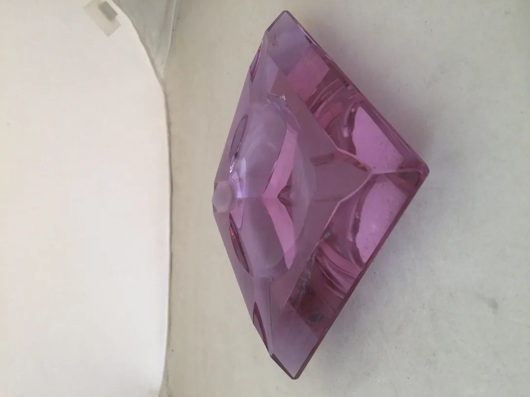 Schönes Murano-Glas in Diamantform mit leuchtend pinker Farbe.