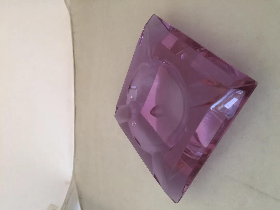 figurita antiga de cristal de murano rosa com formato triangular