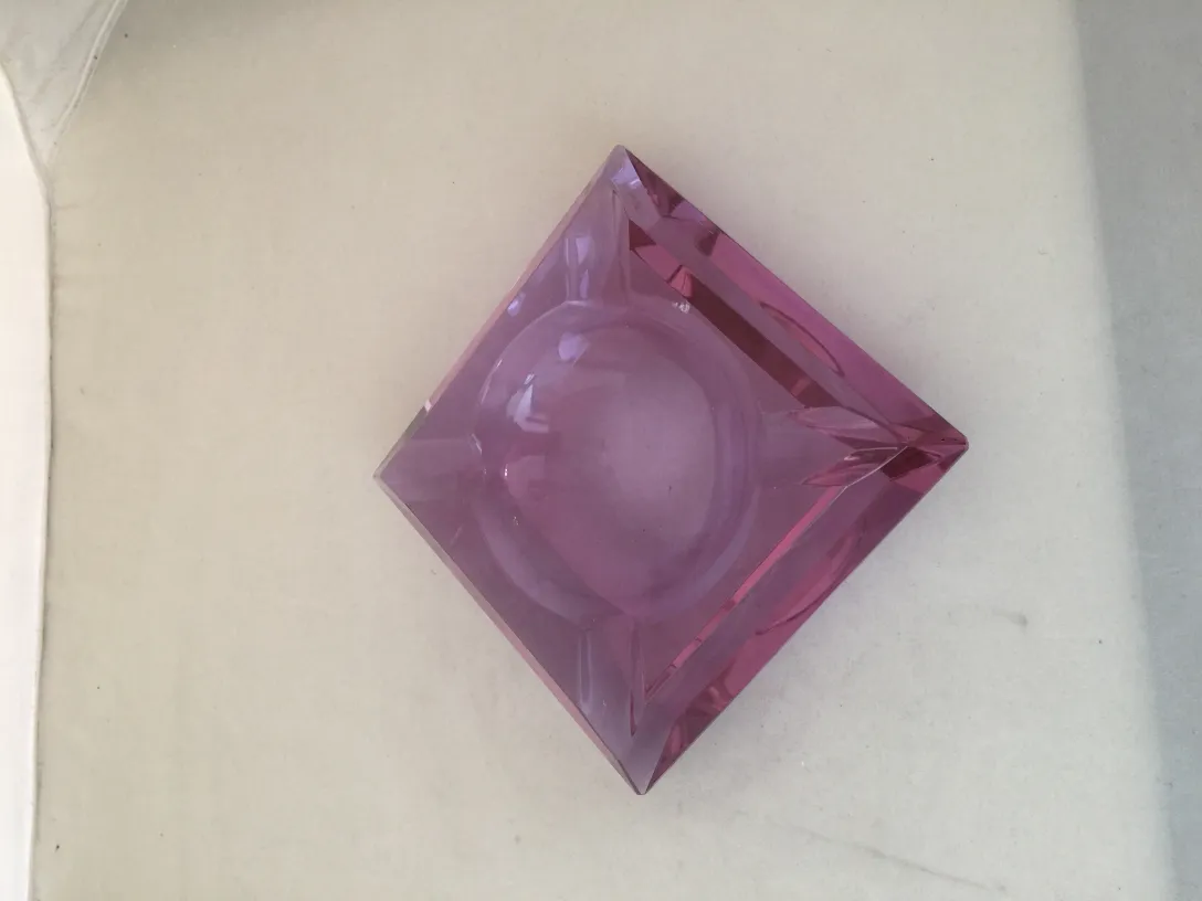 古老的穆拉诺玻璃装饰品呈粉色，背景中性