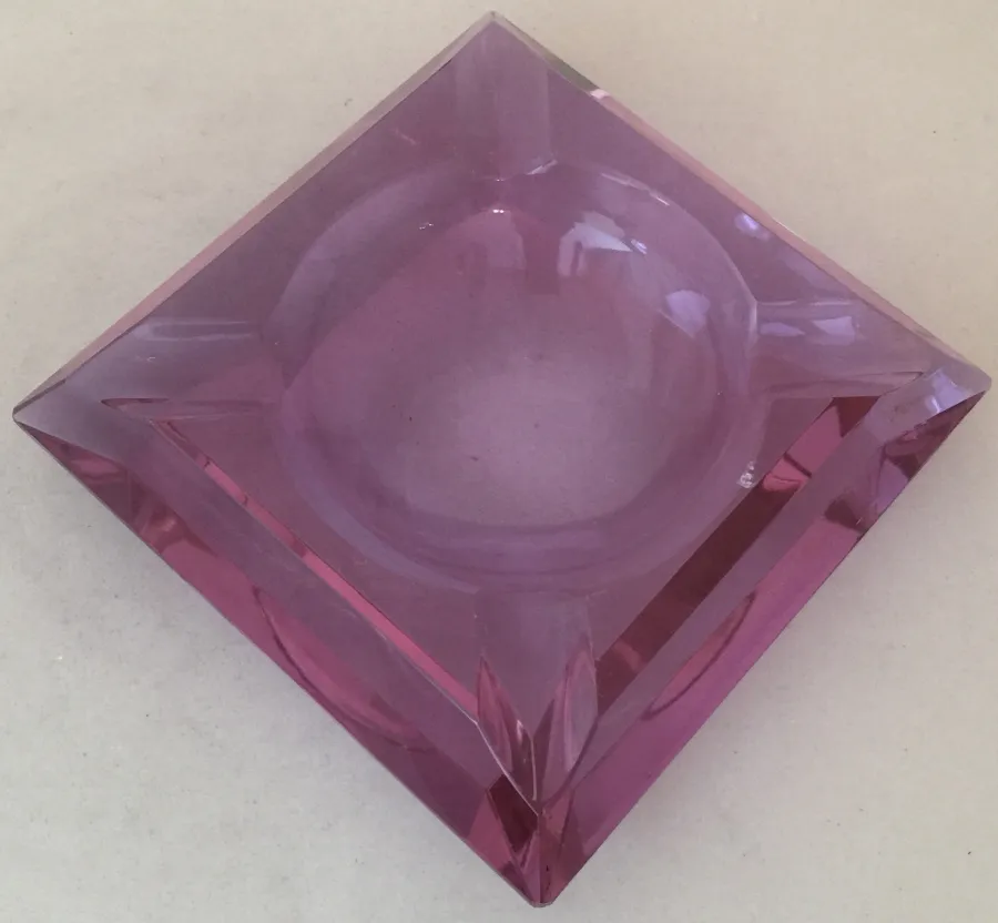 Antico portacenere in vetro di Murano, colore viola, forma quadrata con design elegante.