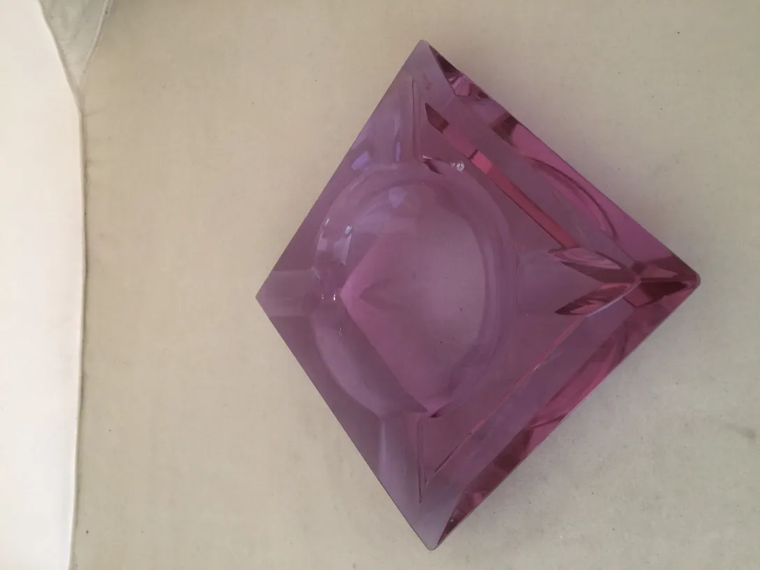 vetro di murano antico con tonalità rosa e forma di diamante