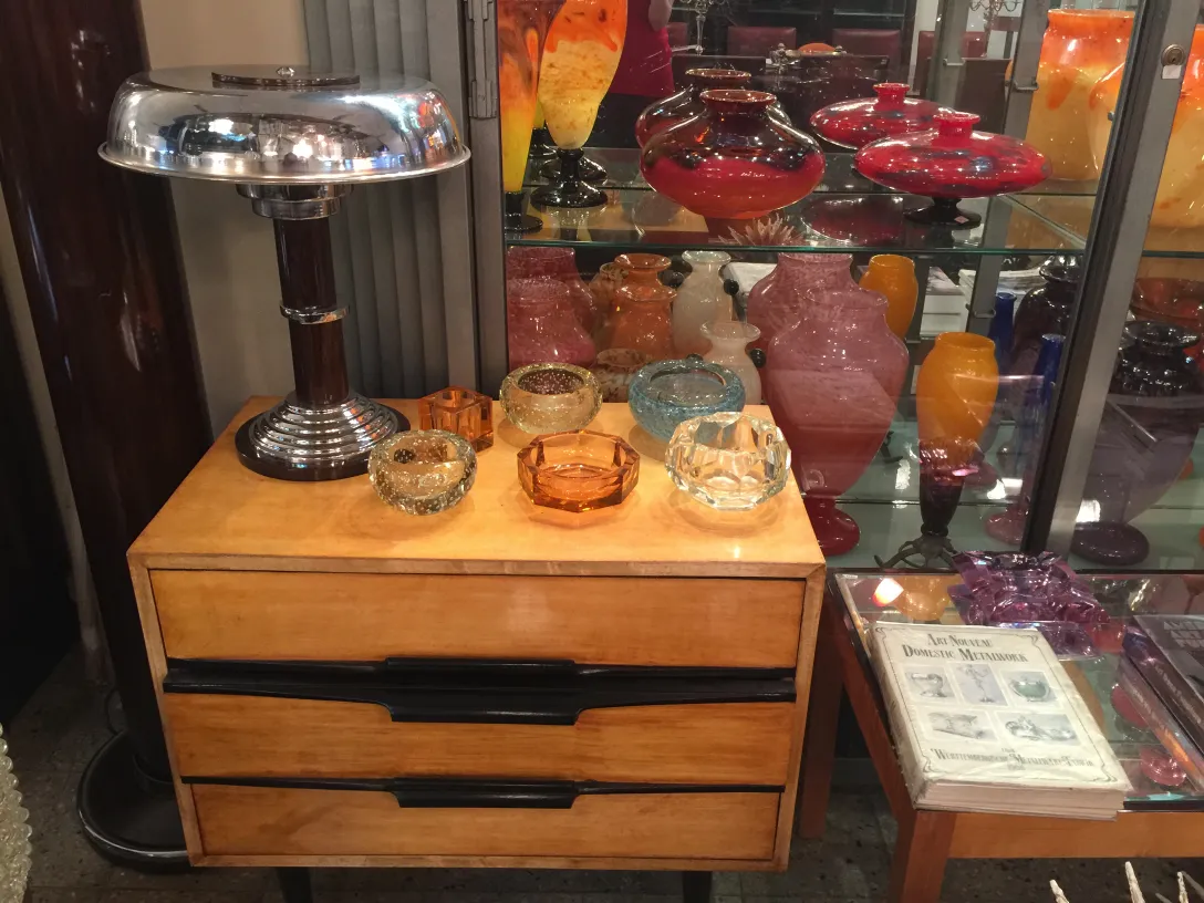 antiklampe neben Murano-Glas und Kommode