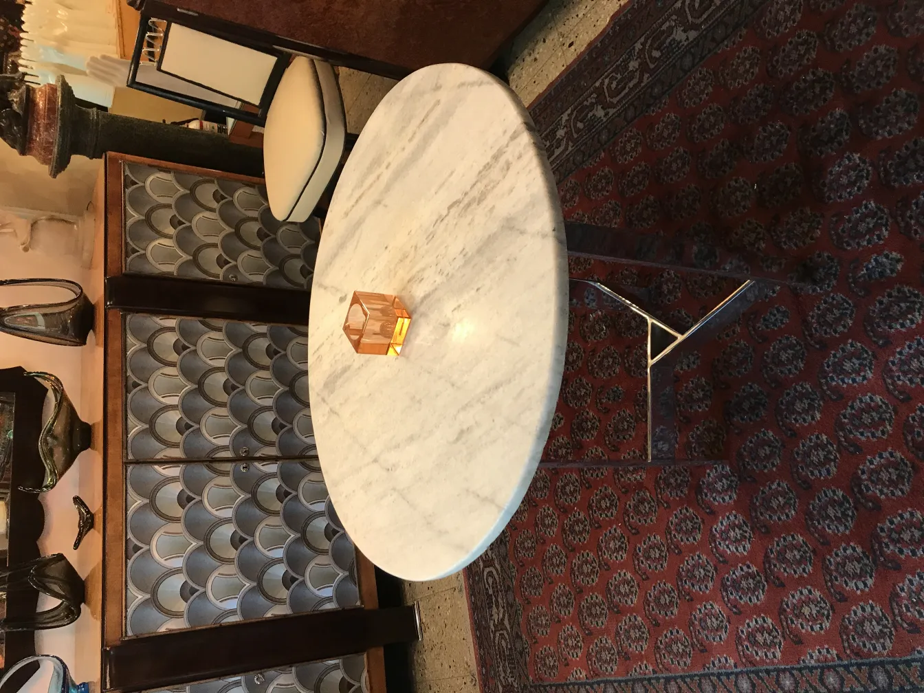 Cubo di vetro di Murano antico su un tavolo di marmo