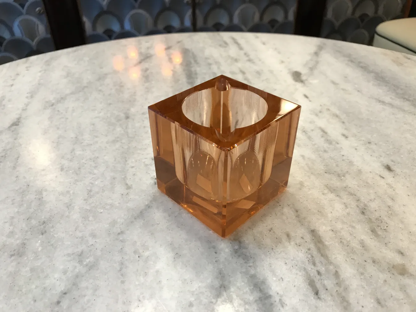 ancien cristal de murano orange avec un design carré et des bords lisses
