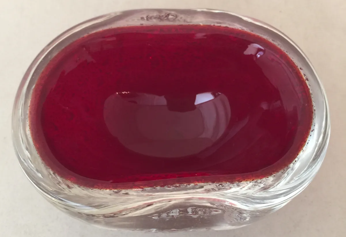 peça de cristal de murano com cor vermelha intensa