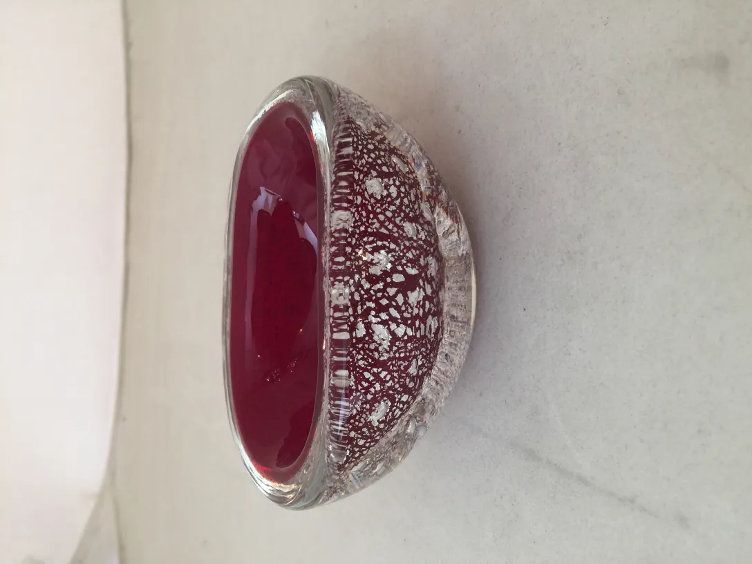 dettaglio di un antico vetro di murano rosso e bianco