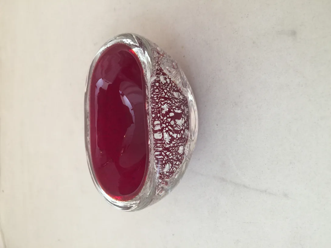 ancien cristal de murano avec des détails rouges