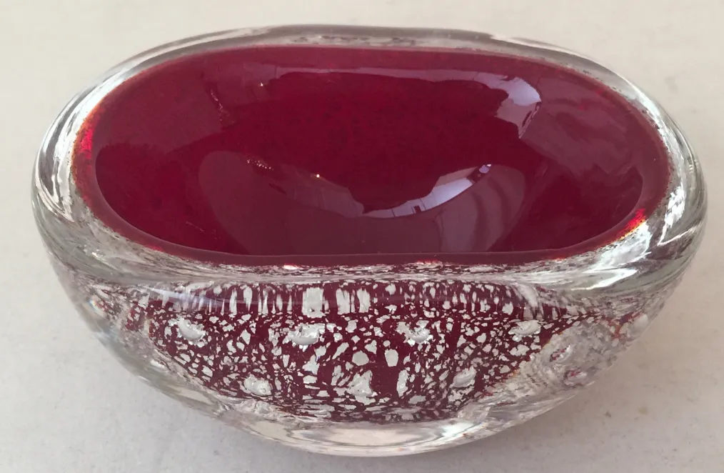 bol ancien en cristal de murano rouge avec détails argentés