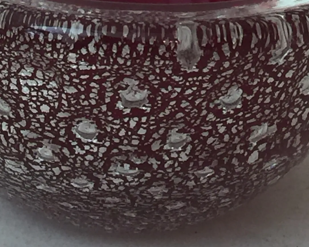 Dekorative Basis antikes Murano-Glas mit silbernen Details.