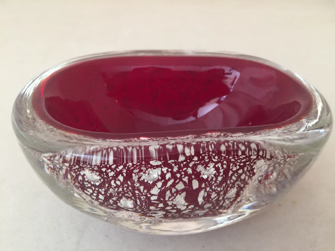scultura in vetro di murano in forma ovale, colore rosso