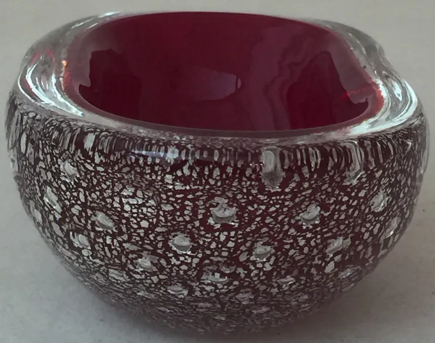 schöne murano-glas schüssel in runder form und rotem innenraum, verziert mit weißen punkten