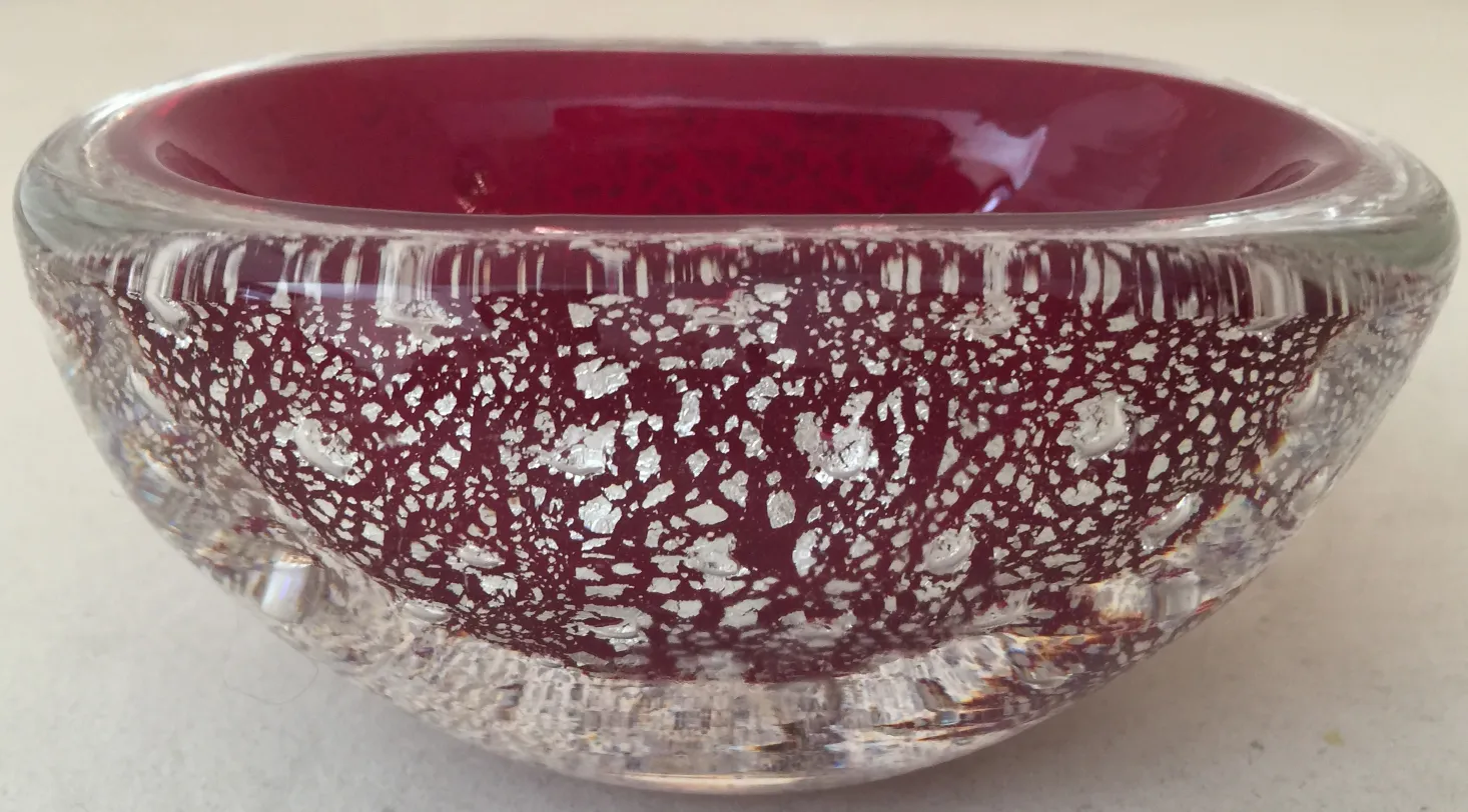 tigela de cristal de murano com cor bordô e detalhes prateados, decorativa