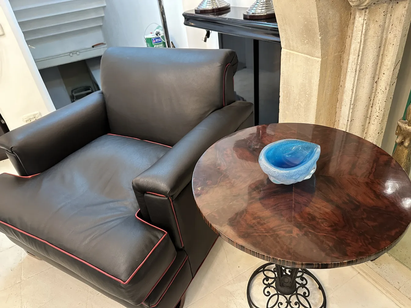 古老的穆拉诺玻璃装饰品，浅蓝色