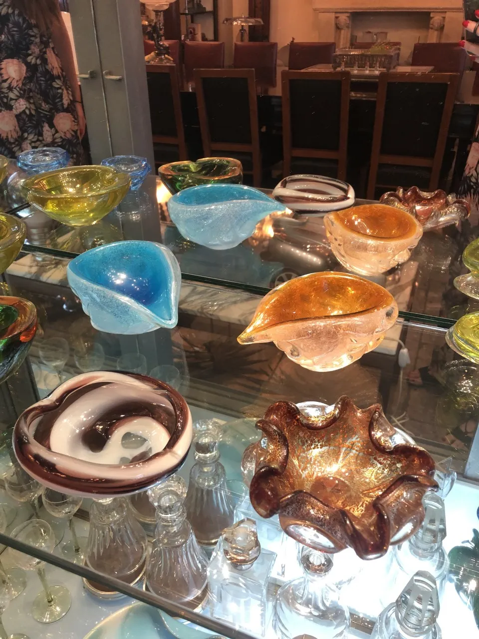 さまざまな古い色鮮やかなムラーノガラスの作品