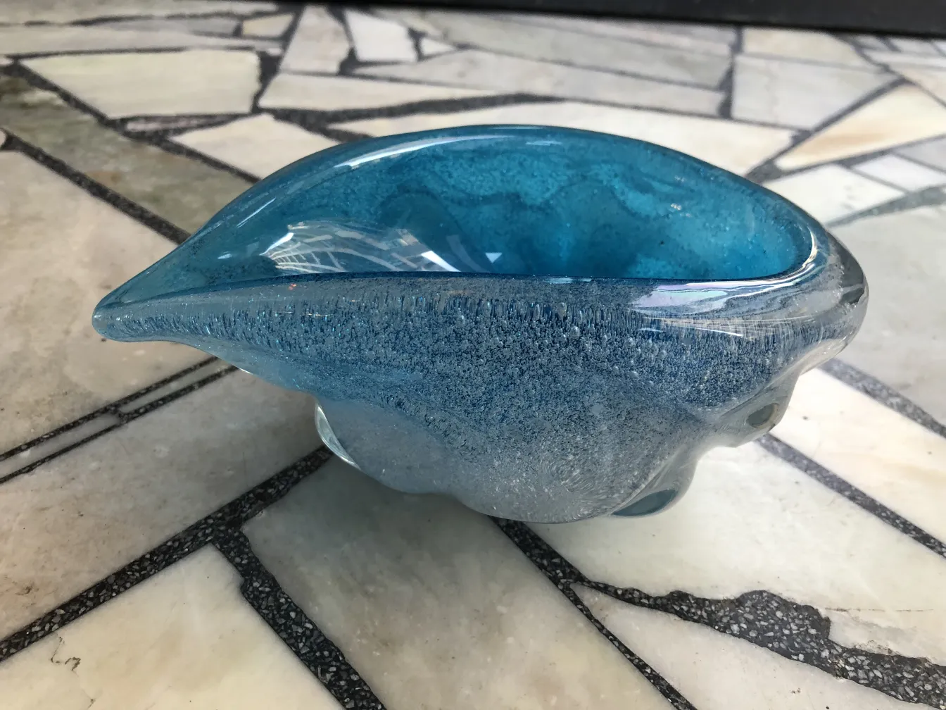 sculpture en cristal de murano aux nuances de bleu sur fond clair