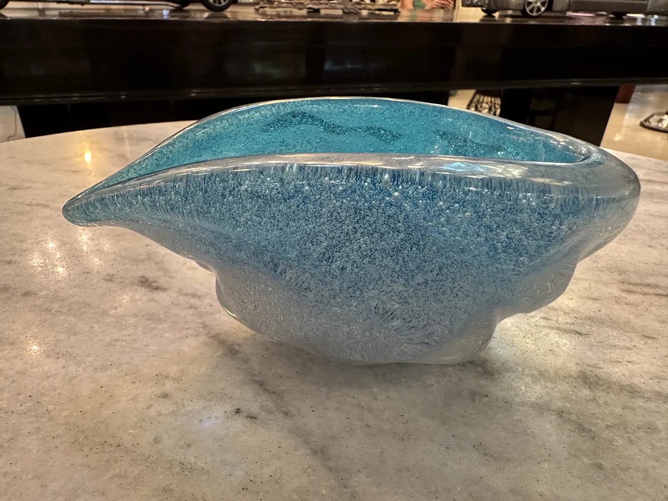 peça decorativa em formato de folha de vidro azul