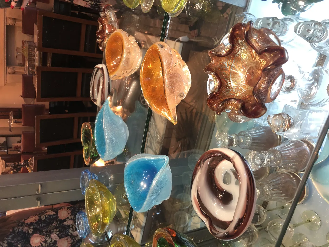 variedade de cristais de murano antigos em várias cores e formas