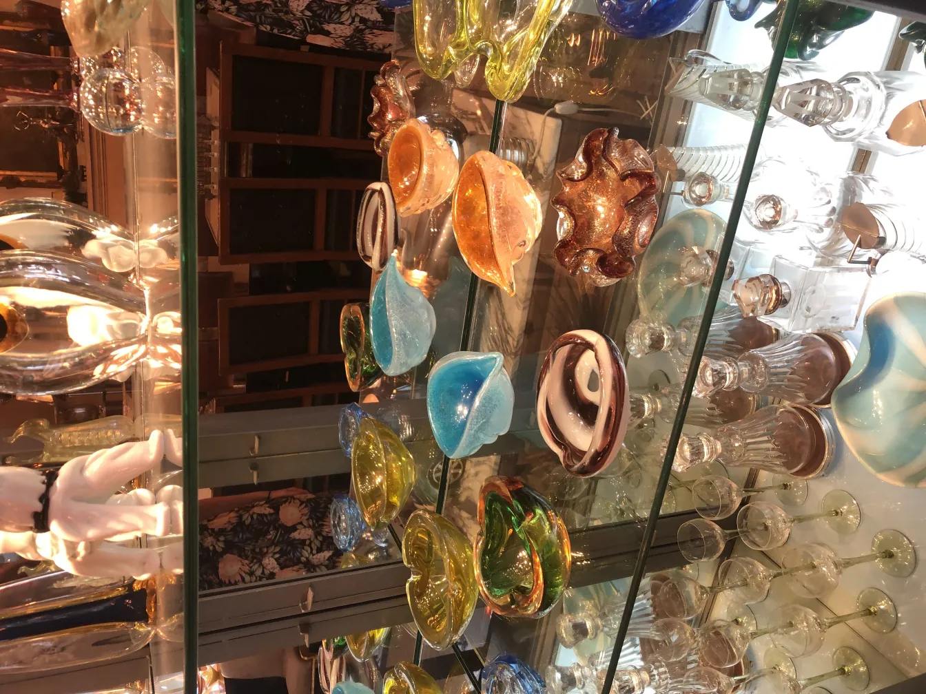 مجموعة متنوعة من زجاج مورانو القديم بألوان زاهية وأشكال متنوعة