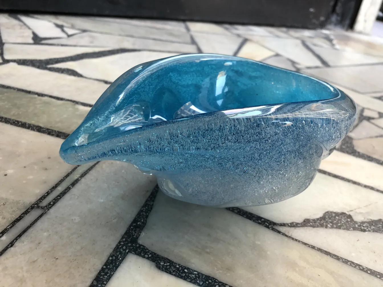 ciotola blu in vetro di murano con design curvato elegante