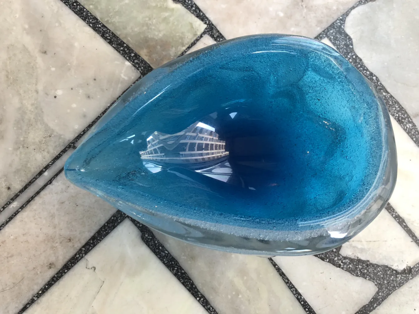 antikes murano-glas in blauer Tropfenform