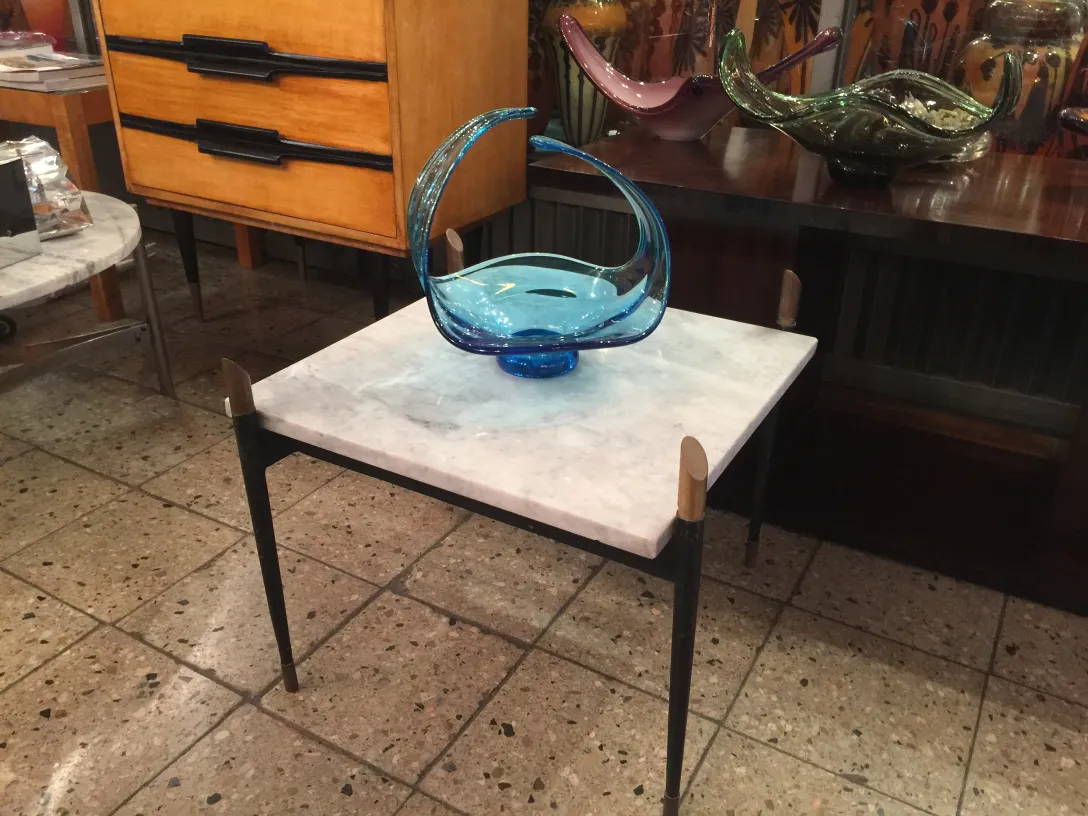 schönes blaues Murano-Glas auf einem Marmortisch