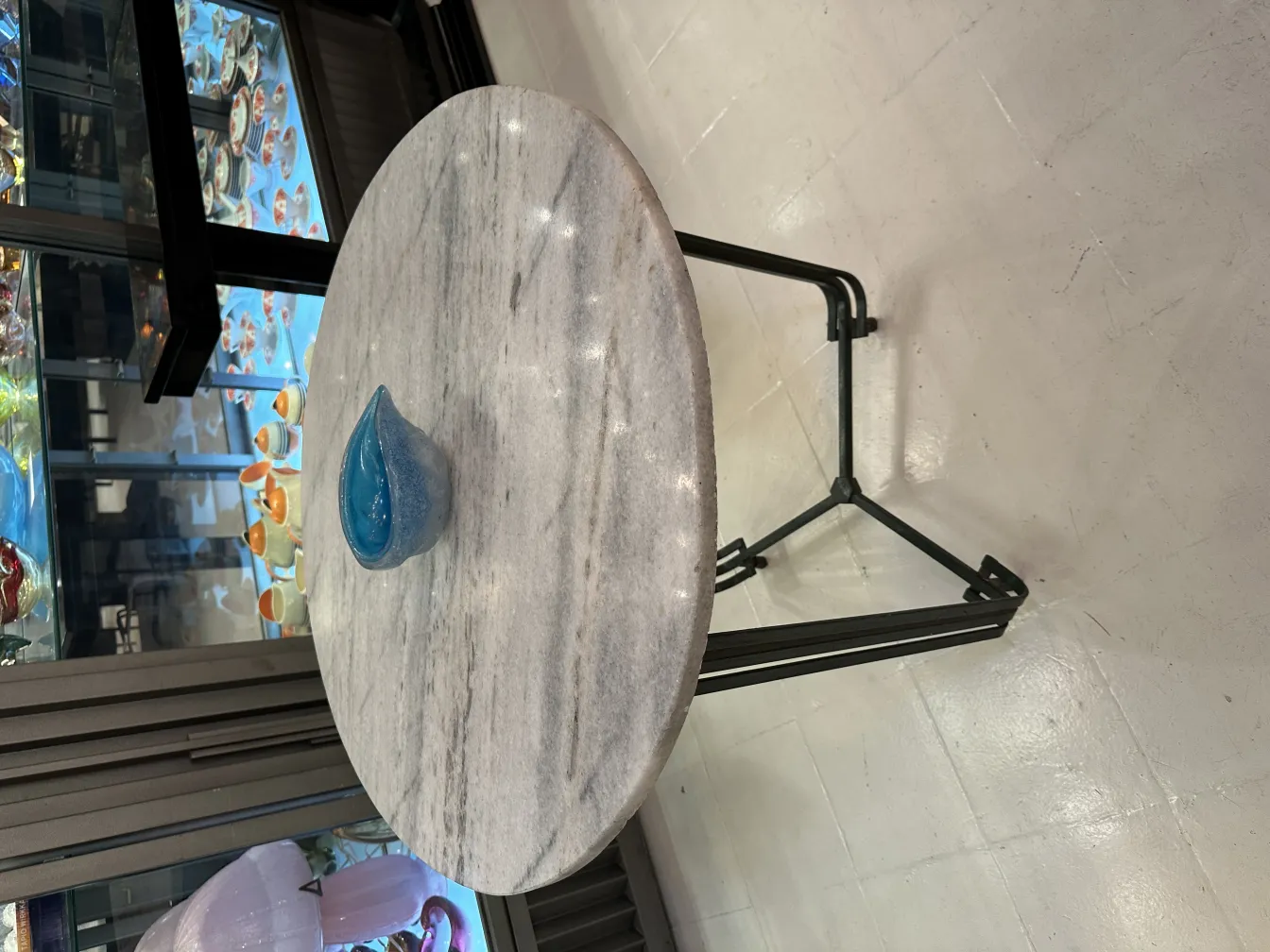 Antico vetro di Murano in forma decorativa di colore blu brillante.