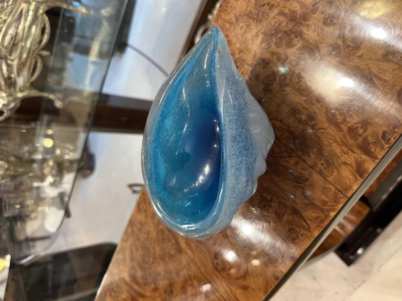 hermosa pieza de cristal de murano azul con forma elegante en un ambiente vintage