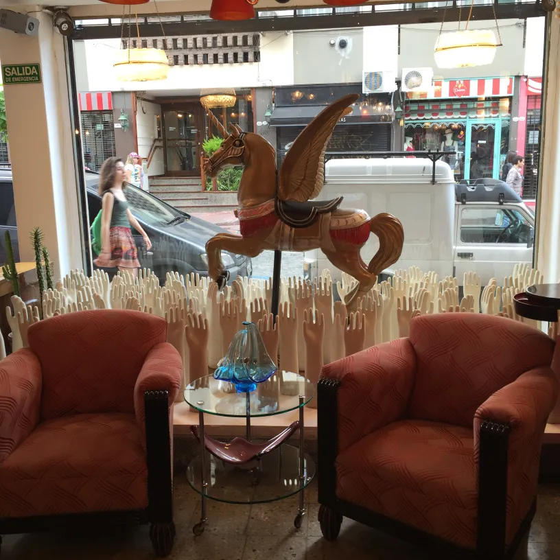 Cristal de Murano ancien sur une table avec des fauteuils