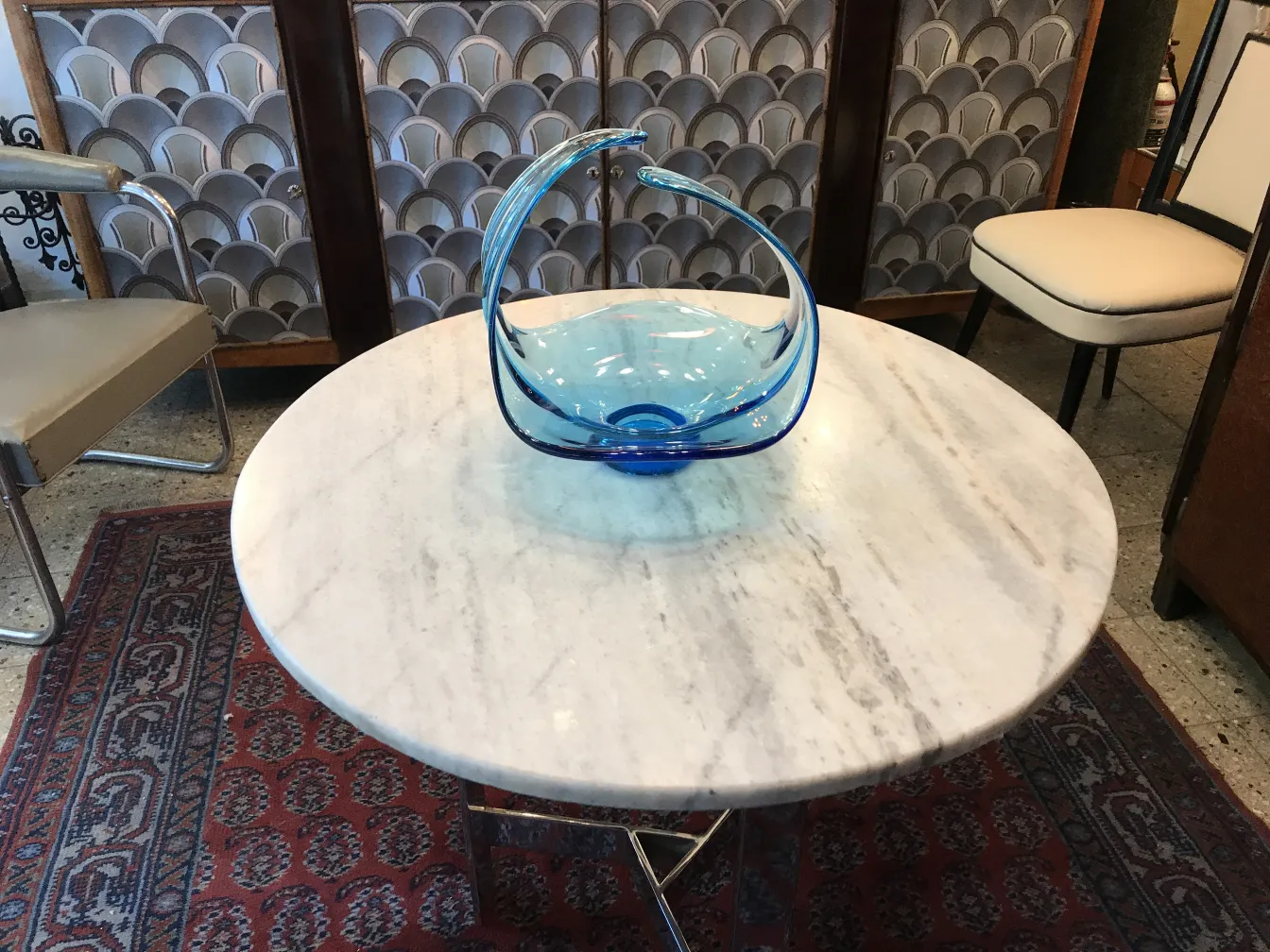 Antiquité en cristal de Murano bleu clair avec des formes élégantes sur une table en marbre