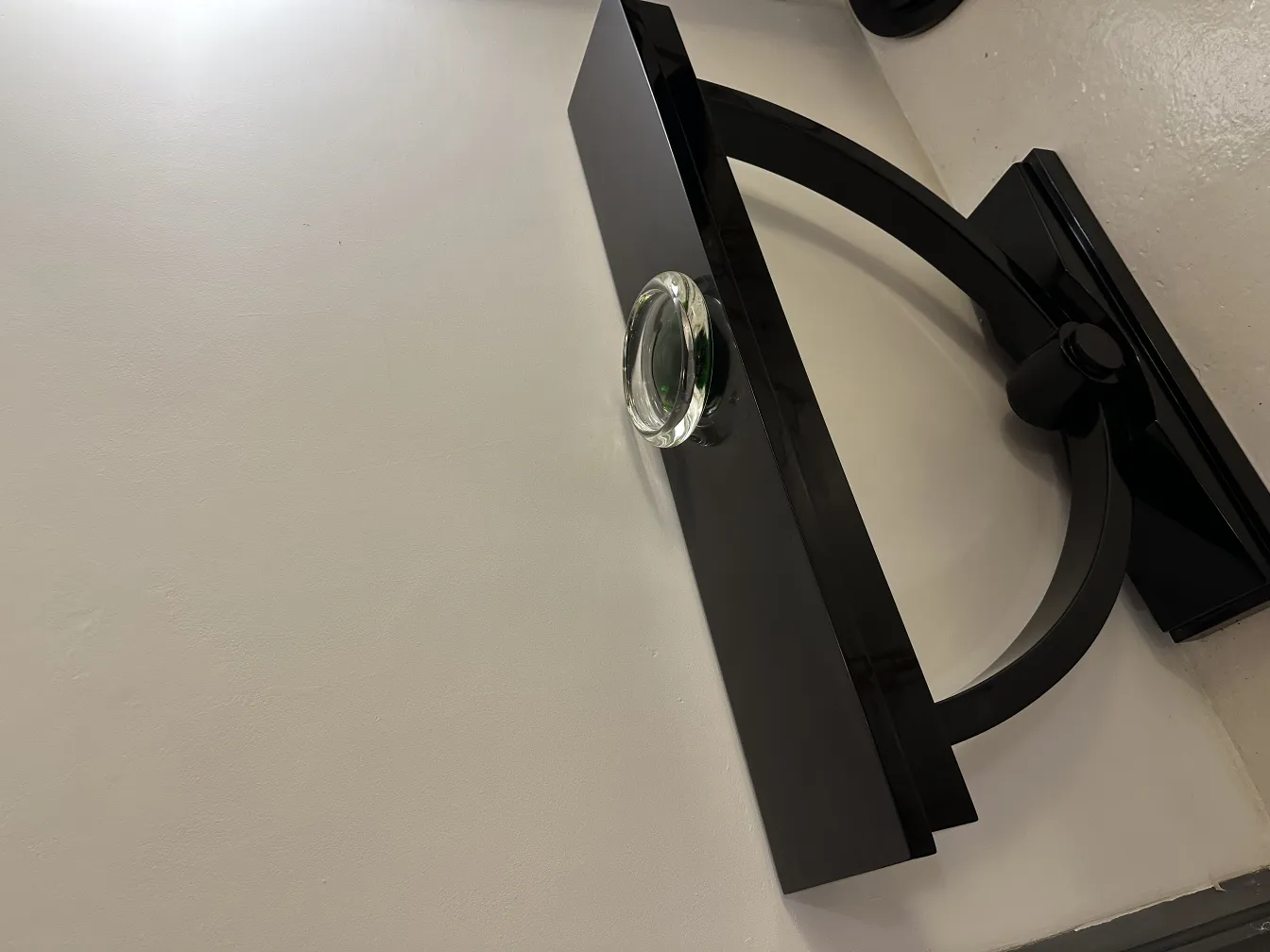 古いムラノガラスが黒い現代のスタンドの上に設置されている。