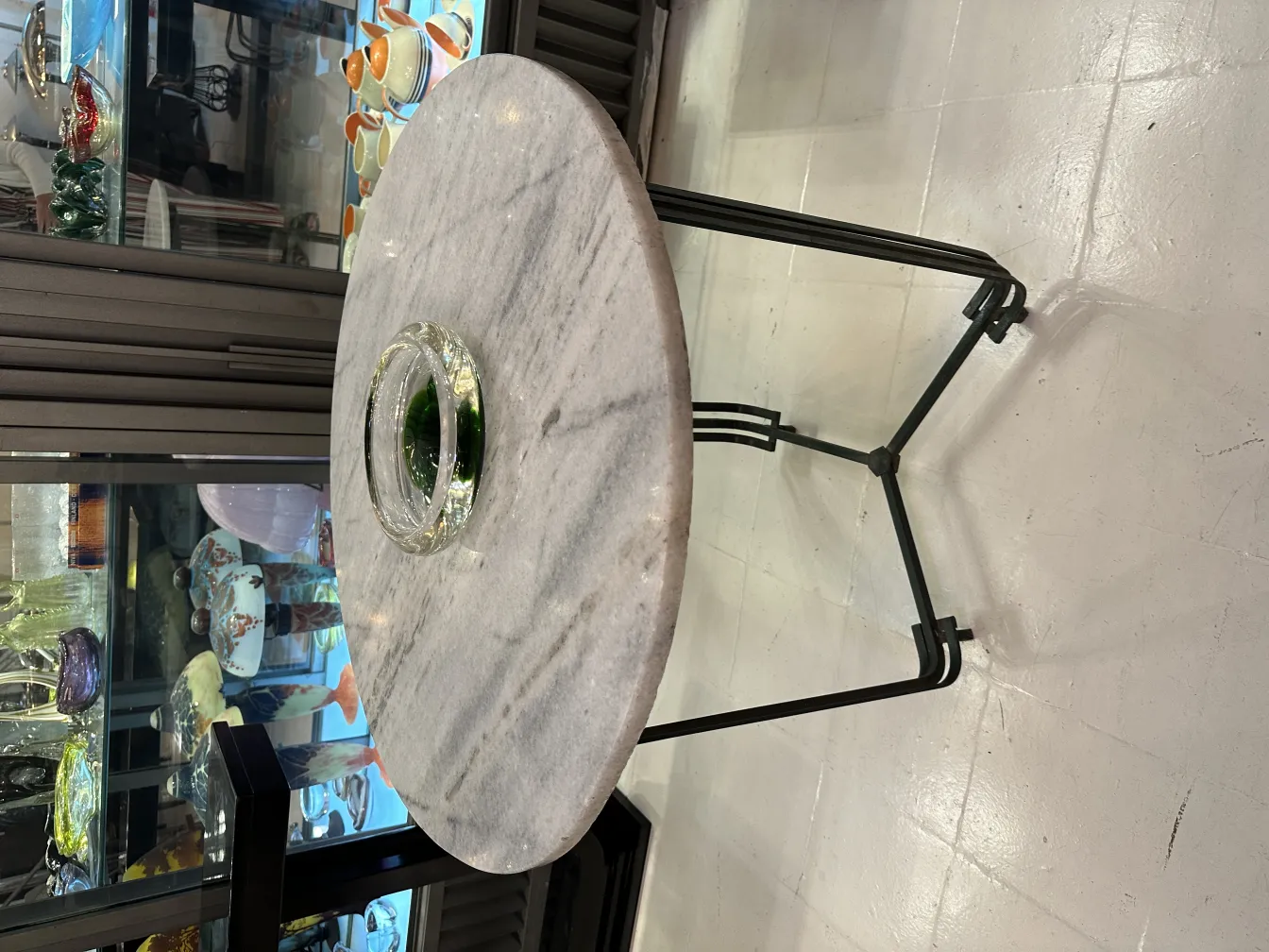 Antico vetro di Murano con forma rotonda e base verde, in un ambiente elegante