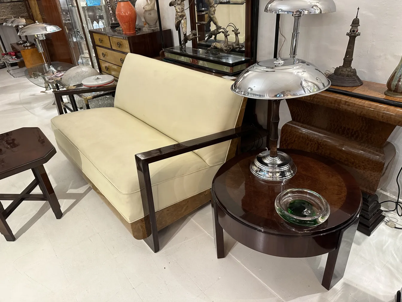 vetro di murano antico decorativo su un tavolo