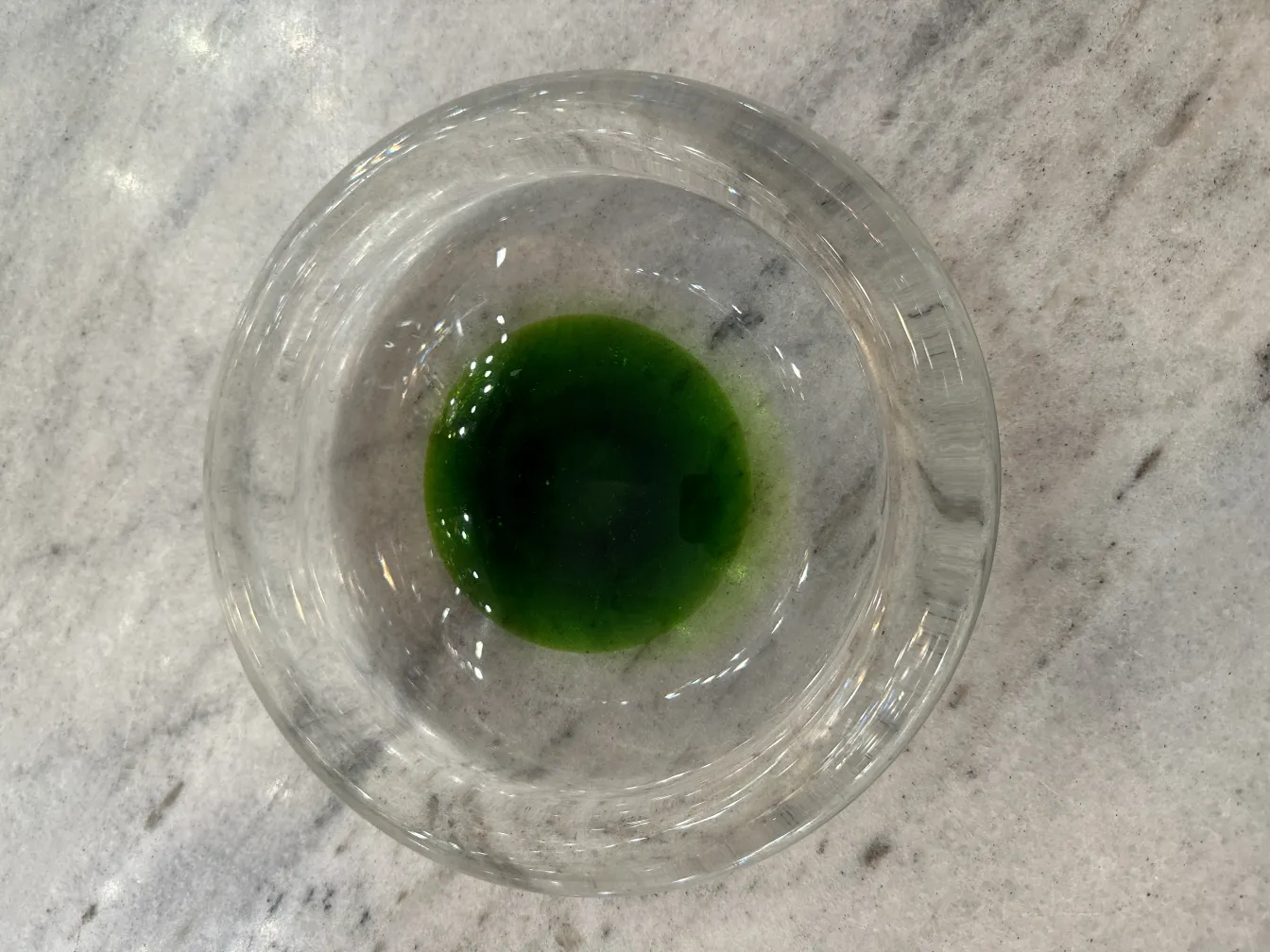 peça antiga de cristal de murano com centro verde na base